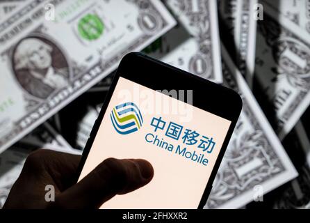 China. April 2021. In dieser Abbildung ist ein China Mobile-Logo zu sehen, das auf einem Smartphone mit einer Währung in USD (US-Dollar) im Hintergrund angezeigt wird. Kredit: Budrul Chukrut/SOPA Images/ZUMA Wire/Alamy Live Nachrichten Stockfoto