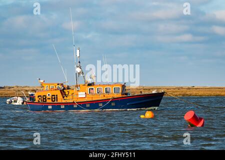 Wells-Next-the-Sea, Norfolk, Großbritannien – April 24 2021. Der Hafen von Wells vor dem RNLI-Rettungsboot liegt in der Mündung von Wells-Next-the-Sea auf dem North Norfolk Stockfoto