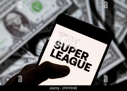 China. April 2021. In dieser Abbildung wird das Super League-Logo auf einem Smartphone mit US-Dollar (USD) im Hintergrund angezeigt. Kredit: Budrul Chukrut/SOPA Images/ZUMA Wire/Alamy Live Nachrichten Stockfoto