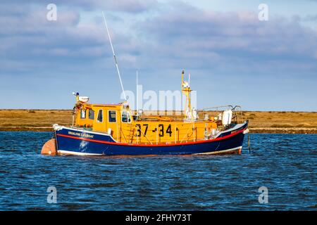 Wells-Next-the-Sea, Norfolk, Großbritannien – April 24 2021. Der Hafen von Wells vor dem RNLI-Rettungsboot liegt in der Mündung von Wells-Next-the-Sea auf dem North Norfolk Stockfoto