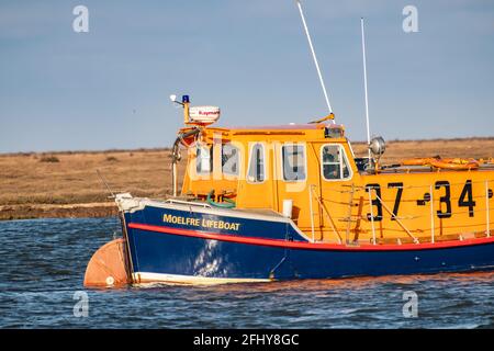 Wells-Next-the-Sea, Norfolk, Großbritannien – April 24 2021. Der Hafen von Wells vor dem RNLI-Rettungsboot liegt in der Mündung von Wells-Next-the-Sea auf dem North Norfolk Stockfoto