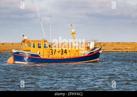 Wells-Next-the-Sea, Norfolk, Großbritannien – April 24 2021. Der Hafen von Wells vor dem RNLI-Rettungsboot liegt in der Mündung von Wells-Next-the-Sea auf dem North Norfolk Stockfoto