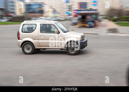 Ukraine, Kiew - 20. April 2021: Silbernes Suzuki Jimny Auto fährt auf der Straße. Redaktionell Stockfoto