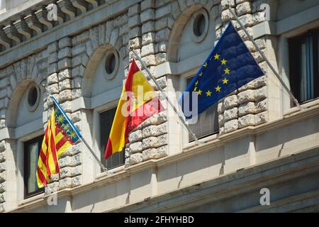 Schwenkende Flagge Spaniens hängt an den Institutionen und Verwaltungsgebäude des Königreichs Spanien in Alicante, Valencia, Spanien Stockfoto