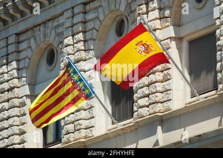 Schwenkende Flagge Spaniens hängt an den Institutionen und Verwaltungsgebäude des Königreichs Spanien in Alicante, Valencia, Spanien Stockfoto