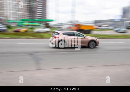 Ukraine, Kiew - 20. April 2021: Infiniti Q30 Auto bewegt sich auf der Straße. Redaktionell Stockfoto