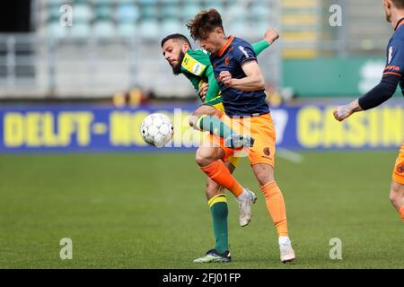 DEN HAAG, NIEDERLANDE - 25. APRIL: Ricardo Kishna von ADO Den Haag, Lazaros Rota von Fortuna Sittard während des niederländischen Eredivisie-Spiels zwischen ADO Den Ha Stockfoto