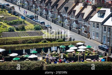 Blick auf die Gäste im Pub Garden nach Lockerung der Sperrbeschränkungen in Beer, Devon, Großbritannien, am 18. April 2021 Stockfoto