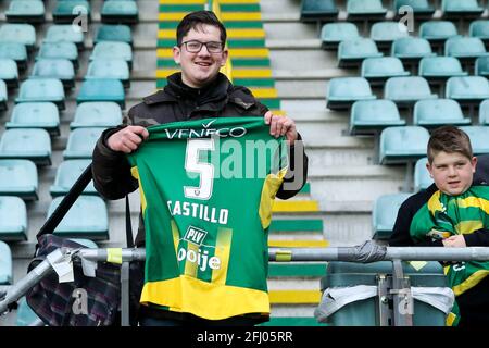 DEN HAAG, NIEDERLANDE - 25. APRIL: Der Fan erhält das Trikot von Juan Familia-Castillo von ADO Den Haag während des niederländischen Eredivisie-Spiels zwischen ADO Den Stockfoto