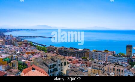 Panoramablick auf die Stadt Salerno, den Golf von Salerno, das Rathaus, Stockfoto