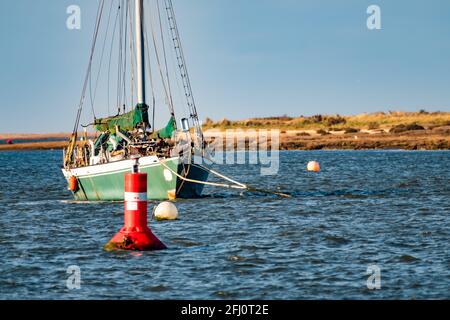 Wells-Next-the-Sea, Norfolk, Großbritannien – April 24 2021. Ein altes Segelboot, das eine Renovierung benötigt, liegt in Wells-Next-the-Sea Mündung auf dem North Norfolk Stockfoto