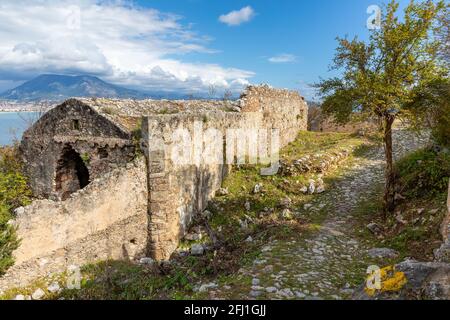 Blick auf Wanderwege und Wanderwege in der Burg von Alanya, die eine mittelalterliche Burg in der südtürkischen Stadt Alanya, Antalya, Türkei ist. Stockfoto