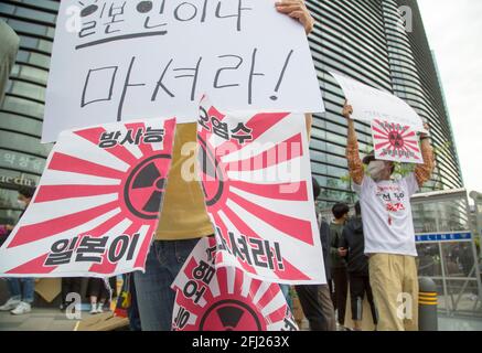 Seoul, Südkorea. April 2021. Während eines Protestes gegen die japanische Regierung vor der japanischen Botschaft in Seoul halten südkoreanische Demonstranten die japanischen aufgehenden Sonnenflaggen in Schmach.Japan hat kürzlich beschlossen, trotz der Opposition aus den Nachbarländern 2023 mit der Entladung des tritiumgespeisten Wassers aus dem zerstörten Atomkraftwerk Fukushima in den Pazifischen Ozean zu beginnen Einschließlich Südkorea. Kredit: SOPA Images Limited/Alamy Live Nachrichten Stockfoto