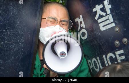 Seoul, Südkorea. April 2021. Polizeibeamte verhaften einen studentischen Protestierenden während eines Anti-Japan-Protestes in der Nähe der japanischen Botschaft in Seoul.Japan beschloss kürzlich, trotz der Opposition aus Nachbarländern wie Südkorea mit der Entladung des tritiumgespannten Wassers aus dem zerstörten Atomkraftwerk Fukushima in den Pazifischen Ozean im Jahr 2023 zu beginnen. Kredit: SOPA Images Limited/Alamy Live Nachrichten Stockfoto