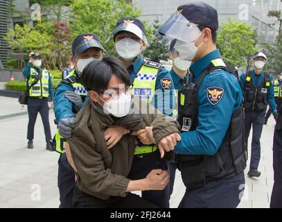 Seoul, Südkorea. April 2021. Polizeibeamte verhaften einen studentischen Protestierenden während eines Anti-Japan-Protestes in der Nähe der japanischen Botschaft in Seoul.Japan beschloss kürzlich, trotz der Opposition aus Nachbarländern wie Südkorea mit der Entladung des tritiumgespannten Wassers aus dem zerstörten Atomkraftwerk Fukushima in den Pazifischen Ozean im Jahr 2023 zu beginnen. Kredit: SOPA Images Limited/Alamy Live Nachrichten Stockfoto