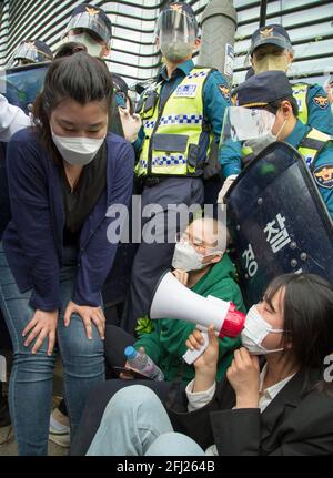 Seoul, Südkorea. April 2021. Polizisten blockieren studentische Demonstranten während einer Demonstration gegen die japanische Regierung vor der japanischen Botschaft in Seoul.Japan hat kürzlich beschlossen, trotz der Opposition aus Nachbarländern, darunter Südkorea, 2023 mit der Entladung des tritiumgespeisten Wassers aus dem zerstörten Atomkraftwerk Fukushima in den Pazifischen Ozean zu beginnen. Kredit: SOPA Images Limited/Alamy Live Nachrichten Stockfoto