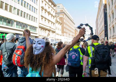 HOLBORN, LONDON, ENGLAND- 24. April 2021: Demonstranten bei einem Anti-Blockdown-Protest von Unite for Freedom in London Stockfoto