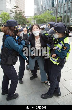 Seoul, Südkorea. April 2021. Polizeibeamte verhaften einen studentischen Protestierenden während eines Anti-Japan-Protestes in der Nähe der japanischen Botschaft in Seoul.Japan beschloss kürzlich, trotz der Opposition aus Nachbarländern wie Südkorea mit der Entladung des tritiumgespannten Wassers aus dem zerstörten Atomkraftwerk Fukushima in den Pazifischen Ozean im Jahr 2023 zu beginnen. Kredit: SOPA Images Limited/Alamy Live Nachrichten Stockfoto