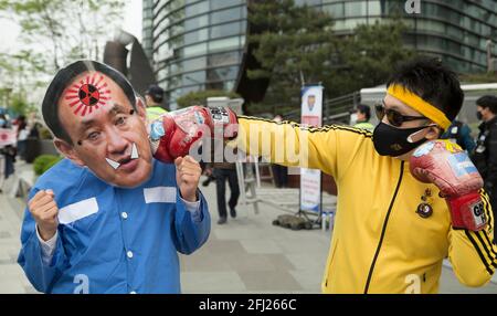 Seoul, Südkorea. April 2021. Ein Protestler sticht seinen Kollegen mit einem Ausschnitt, der den schmählichen japanischen Premierminister Yoshihihide Suga während eines Protestes gegen die japanische Regierung vor der japanischen Botschaft in Seoul darstellt.Japan hat kürzlich beschlossen, das mit Tritium verschnürte Wasser aus dem zerstörten Atomkraftwerk Fukushima in den Pazifischen Ozean zu entlassen 2023 trotz Opposition aus Nachbarländern, einschließlich Südkorea. Kredit: SOPA Images Limited/Alamy Live Nachrichten Stockfoto