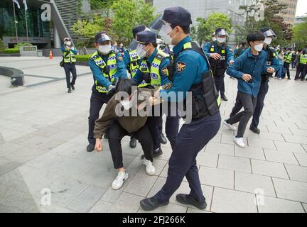 Seoul, Südkorea. April 2021. Polizeibeamte verhaften studentische Demonstranten während eines Anti-Japan-Protestes in der Nähe der japanischen Botschaft in Seoul.Japan beschloss kürzlich, trotz der Opposition aus Nachbarländern wie Südkorea 2023 mit der Einleitung des mit Tritium verschnürten Wassers aus dem zerstörten Atomkraftwerk Fukushima in den Pazifischen Ozean zu beginnen. Kredit: SOPA Images Limited/Alamy Live Nachrichten Stockfoto