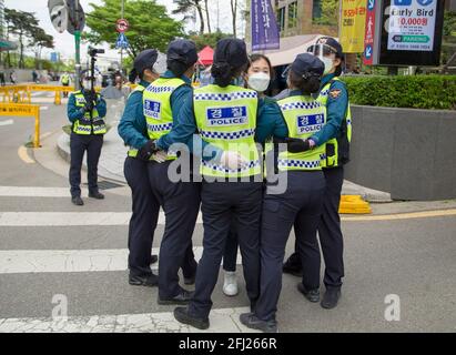 Seoul, Südkorea. April 2021. Polizeibeamte verhaften einen studentischen Protestierenden während eines Anti-Japan-Protestes in der Nähe der japanischen Botschaft in Seoul.Japan beschloss kürzlich, trotz der Opposition aus Nachbarländern wie Südkorea mit der Entladung des tritiumgespannten Wassers aus dem zerstörten Atomkraftwerk Fukushima in den Pazifischen Ozean im Jahr 2023 zu beginnen. Kredit: SOPA Images Limited/Alamy Live Nachrichten Stockfoto