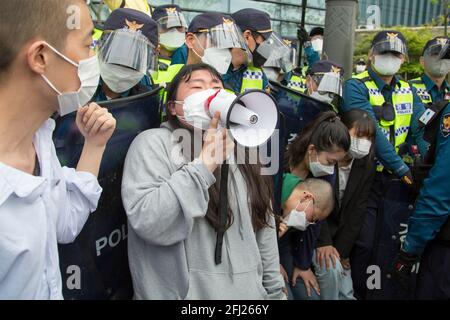 Seoul, Südkorea. April 2021. Polizisten blockieren studentische Demonstranten während einer Demonstration gegen die japanische Regierung vor der japanischen Botschaft in Seoul.Japan hat kürzlich beschlossen, trotz der Opposition aus Nachbarländern, darunter Südkorea, 2023 mit der Entladung des tritiumgespeisten Wassers aus dem zerstörten Atomkraftwerk Fukushima in den Pazifischen Ozean zu beginnen. Kredit: SOPA Images Limited/Alamy Live Nachrichten Stockfoto