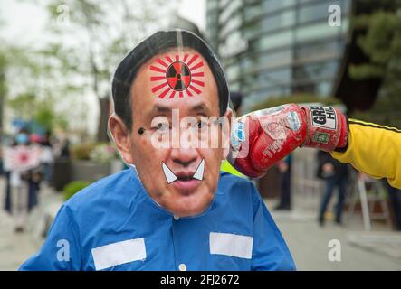 Seoul, Südkorea. April 2021. Ein Protestler sticht seinen Kollegen mit einem Ausschnitt, der den schmählichen japanischen Premierminister Yoshihihide Suga während eines Protestes gegen die japanische Regierung vor der japanischen Botschaft in Seoul darstellt.Japan hat kürzlich beschlossen, das mit Tritium verschnürte Wasser aus dem zerstörten Atomkraftwerk Fukushima in den Pazifischen Ozean zu entlassen 2023 trotz Opposition aus Nachbarländern, einschließlich Südkorea. Kredit: SOPA Images Limited/Alamy Live Nachrichten Stockfoto