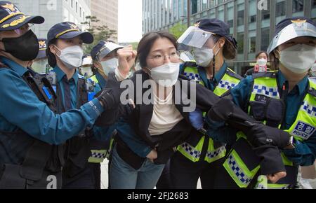 Seoul, Südkorea. April 2021. Polizeibeamte verhaften einen studentischen Protestierenden während eines Anti-Japan-Protestes in der Nähe der japanischen Botschaft in Seoul.Japan beschloss kürzlich, trotz der Opposition aus Nachbarländern wie Südkorea mit der Entladung des tritiumgespannten Wassers aus dem zerstörten Atomkraftwerk Fukushima in den Pazifischen Ozean im Jahr 2023 zu beginnen. Kredit: SOPA Images Limited/Alamy Live Nachrichten Stockfoto