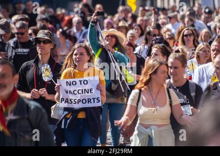 HOLBORN, LONDON, ENGLAND- 24. April 2021: Demonstranten bei einem Anti-Blockdown-Protest von Unite for Freedom in London Stockfoto