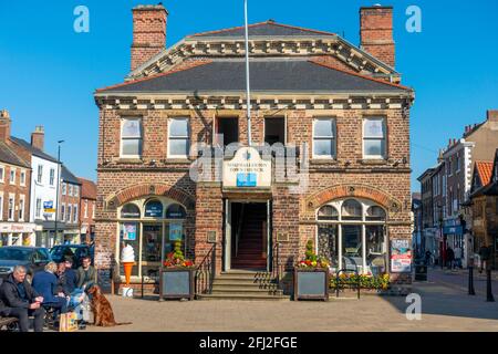 Stadtverwaltung High Street Northallerton North Yorkshire dekoriert mit Blumen an einem sonnigen Frühlingstag öffnen sich Fenster und Türen Covid 19 entschärfen Stockfoto