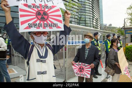 Seoul, Südkorea. April 2021. Während eines Protestes gegen die japanische Regierung vor der japanischen Botschaft in Seoul halten südkoreanische Demonstranten die japanischen aufgehenden Sonnenflaggen in Schmach.Japan hat kürzlich beschlossen, trotz der Opposition aus den Nachbarländern 2023 mit der Entladung des tritiumgespeisten Wassers aus dem zerstörten Atomkraftwerk Fukushima in den Pazifischen Ozean zu beginnen Einschließlich Südkorea. (Foto von Jaewon Lee/SOPA Images/Sipa USA) Quelle: SIPA USA/Alamy Live News Stockfoto