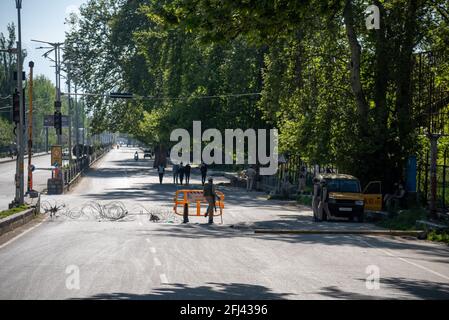 Srinagar, Indien. April 2021. Indische Polizisten stehen während einer eintägigen Ausgangssperre auf der Wache, um die Ausbreitung von COVID-19 in Srinagar einzudämmen.Indien hat in den vergangenen 24 Stunden 346,786 neue Fälle von COVID-19 gemeldet, mit 2,624 Todesfällen, der weltweit höchsten Tagesrate seit Beginn der Pandemie im vergangenen Jahr. Insgesamt sind in dem Land fast 190,000 Menschen an COVID gestorben, während mehr als 16.6 Millionen Menschen infiziert wurden. Kredit: SOPA Images Limited/Alamy Live Nachrichten Stockfoto