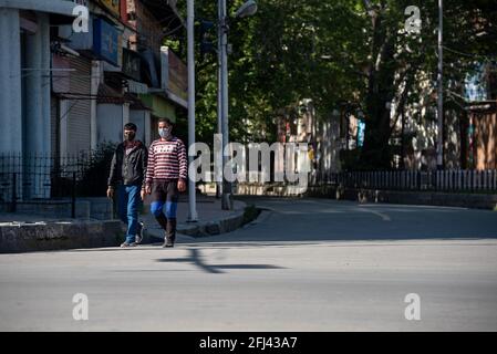 Srinagar, Indien. April 2021. Kashmiri-Männer, die Gesichtsmasken tragen, sehen sich während einer Ausgangssperre an, um die Ausbreitung von COVID-19 in Srinagar einzudämmen.Indien hat in den vergangenen 24 Stunden 346,786 neue Fälle von COVID-19 gemeldet, mit 2,624 Todesfällen, der weltweit höchsten Tagesrate seit Beginn der Pandemie im letzten Jahr. Insgesamt sind in dem Land fast 190,000 Menschen an COVID gestorben, während mehr als 16.6 Millionen Menschen infiziert wurden. Kredit: SOPA Images Limited/Alamy Live Nachrichten Stockfoto