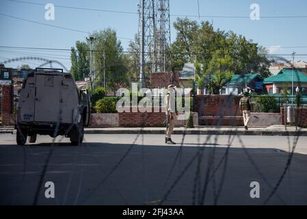 Srinagar, Indien. April 2021. Indische Polizisten, die Gesichtsmasken tragen, stehen während einer Ausgangssperre eines Tages auf der Wache, um die Ausbreitung von COVID-19 in Srinagar einzudämmen.Indien hat in den vergangenen 24 Stunden 346,786 neue Fälle von COVID-19 gemeldet, mit 2,624 Todesfällen, der weltweit höchsten Tagesrate seit Beginn der Pandemie im vergangenen Jahr. Insgesamt sind in dem Land fast 190,000 Menschen an COVID gestorben, während mehr als 16.6 Millionen Menschen infiziert wurden. Kredit: SOPA Images Limited/Alamy Live Nachrichten Stockfoto