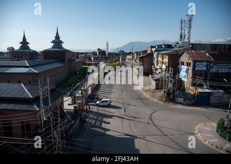 Srinagar, Indien. April 2021. Ein Blick auf eine verlassene Straße während einer Ausgangssperre von einem Tag, um die Ausbreitung von COVID-19 in Srinagar einzudämmen.Indien hat in den vergangenen 24 Stunden 346,786 neue Fälle von COVID-19 gemeldet, mit 2,624 Todesfällen, der weltweit höchsten täglichen Zahl seit Beginn der Pandemie im vergangenen Jahr. Insgesamt sind in dem Land fast 190,000 Menschen an COVID gestorben, während mehr als 16.6 Millionen Menschen infiziert wurden. Kredit: SOPA Images Limited/Alamy Live Nachrichten Stockfoto