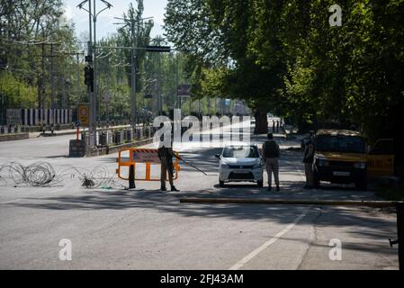 Srinagar, Indien. April 2021. Indische Polizisten halten während einer Ausgangssperre ein Fahrzeug an, um die Ausbreitung von COVID-19 in Srinagar einzudämmen.Indien hat in den vergangenen 24 Stunden 346,786 neue Fälle von COVID-19 gemeldet, mit 2,624 Todesfällen, der weltweit höchsten täglichen Zahl seit Beginn der Pandemie im vergangenen Jahr. Insgesamt sind in dem Land fast 190,000 Menschen an COVID gestorben, während mehr als 16.6 Millionen Menschen infiziert wurden. Kredit: SOPA Images Limited/Alamy Live Nachrichten Stockfoto