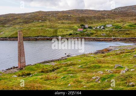 Der Schornstein ist die am deutlichsten von den Resten des alten Walfangstation auf Bunavoneader auf North Harris in den äußeren Hebriden. Stockfoto