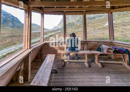 Eine Vogelbeobachterin vom North Harris Eagle Observatory in Glen Meavaig. Stockfoto