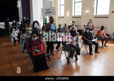 Washington, District of Columbia, USA. April 2021. Hunderte von Latinos-Immigranten erhalten den Moderna Covid19-Impfstoff, der am 24. April 2021 an der School of the Sacred Heart in Washington DC, USA, zum ersten Mal geschossen wurde. Quelle: Lenin Nolly/ZUMA Wire/Alamy Live News Stockfoto