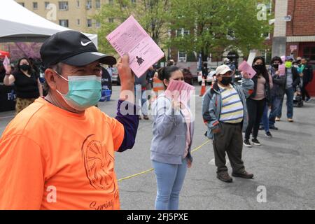 Washington, District of Columbia, USA. April 2021. Hunderte von Latinos-Immigranten erhalten den Moderna Covid19-Impfstoff, der am 24. April 2021 an der School of the Sacred Heart in Washington DC, USA, zum ersten Mal geschossen wurde. Quelle: Lenin Nolly/ZUMA Wire/Alamy Live News Stockfoto