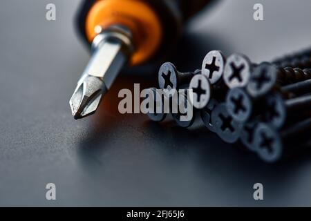 Selbstschneidende Schrauben und Schraubendreher mit Bit Stockfoto