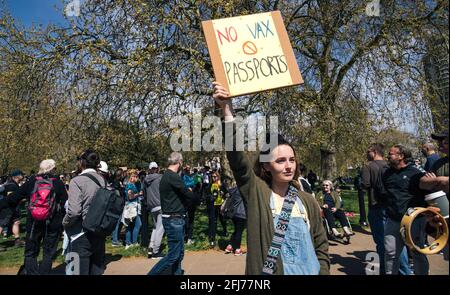 London, Großbritannien, 24. April 2021 Demonstranten trotzen den sozialen Distanzierungsregeln und marschieren durch das Zentrum Londons und fordern ein Verbot von Impfpässen, was in Zusammenstößen mit der Polizei und einer Reihe von Verhaftungen gipfelte Stockfoto