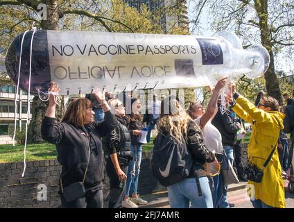 London, Großbritannien, 24. April 2021 Demonstranten trotzen den sozialen Distanzierungsregeln und marschieren durch das Zentrum Londons und fordern ein Verbot von Impfpässen, was in Zusammenstößen mit der Polizei und einer Reihe von Verhaftungen gipfelte Stockfoto