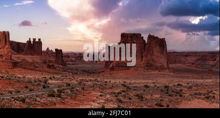 Panoramasicht auf die amerikanische Landschaft der malerischen roten Felsschluchten Stockfoto