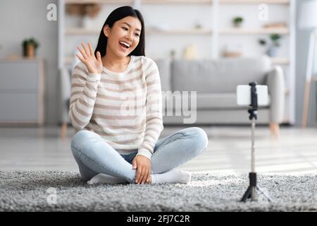 Blogging-Konzept. Junge Asiatische Social Influencer Frau Aufnahme Video Zu Hause Stockfoto