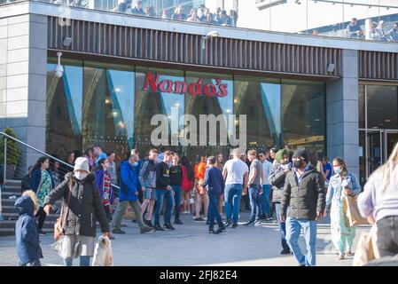 Vereinigtes Königreich Wetter: Birmingham, Vereinigtes Königreich. 25. April 2021: Nachtschwärmer stehen an der Stierkampfarena für einen Nandos an. Kredit:Ryan Underwood /Alamy Live Nachrichten Stockfoto