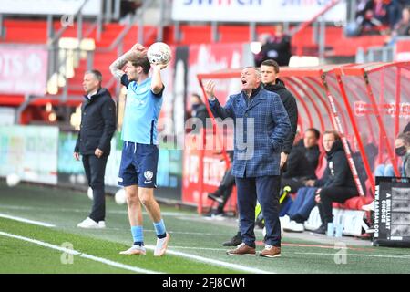 ENSCHEDE, NIEDERLANDE - APRIL 25: Trainer Ron Jans vom FC Twente beim niederländischen Eredivisie-Spiel zwischen FC Twente und FC Utrecht in Grolsch Veste auf EINEM Stockfoto