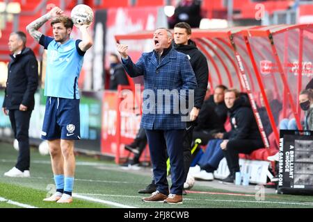 ENSCHEDE, NIEDERLANDE - APRIL 25: Trainer Ron Jans vom FC Twente beim niederländischen Eredivisie-Spiel zwischen FC Twente und FC Utrecht in Grolsch Veste auf EINEM Stockfoto