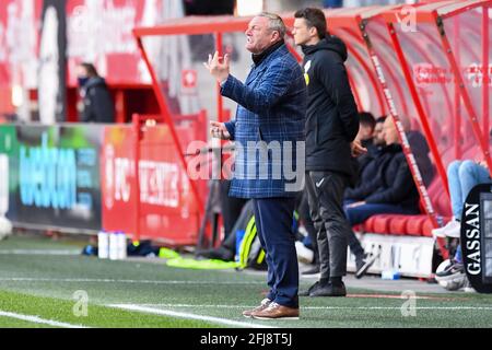 ENSCHEDE, NIEDERLANDE - APRIL 25: Trainer Ron Jans vom FC Twente beim niederländischen Eredivisie-Spiel zwischen FC Twente und FC Utrecht in Grolsch Veste auf EINEM Stockfoto