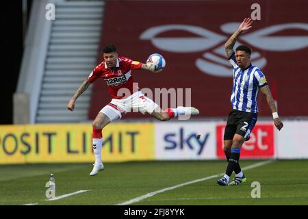 MIDDLESBROUGH, GROSSBRITANNIEN. 24. APRIL Marvin Johnson von Middlesbrough und Liam Palmer von Sheffield am Mittwoch während des Sky Bet Championship-Spiels zwischen Middlesbrough und Sheffield am Samstag, den 24. April 2021 im Riverside Stadium, Middlesbrough. (Kredit: Mark Fletcher, Mi News) Kredit: MI Nachrichten & Sport /Alamy Live Nachrichten Stockfoto